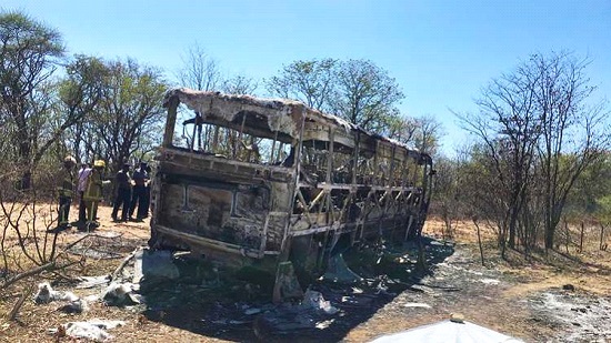 حريق ضخم يلتهم الكثير داخل حافلة زيمبابوي