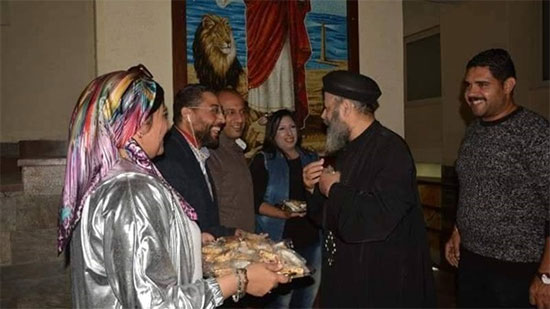 هى دي مصر.. قبطي ومسلمة يوزعان حلوى المولد داخل مساجد وكنائس بورسعيد