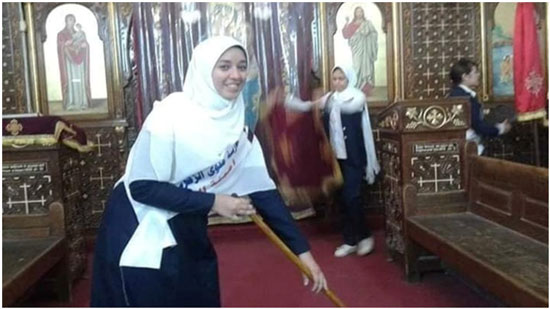  فتيات مسلمات ينظفن كنيسة السيدة العذراء بملوي