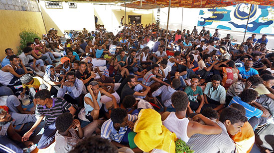 مهاجرون في مخيمات إيواء في ليبيا