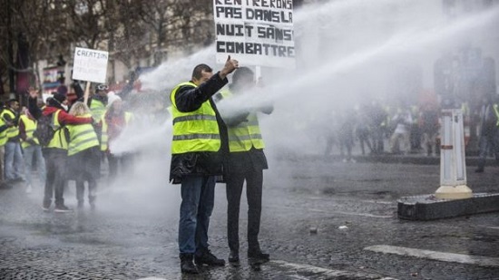 10 معلومات عن مظاهرات فرنسا.. الشرطة تلجأ لقنابل الغاز ومدافع المياه
