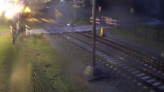 بالفيديو.. شاب ينجو من الموت بأعجوبة بعد المرور من مزلقان قطار

