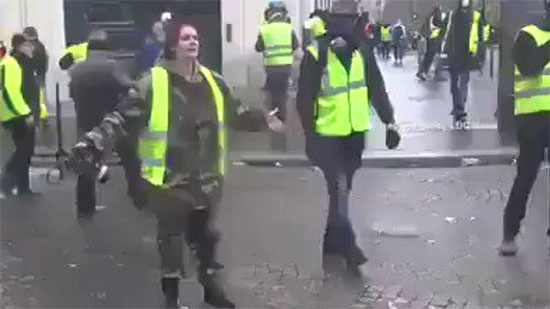 بالفيديو.. شرطية فرنسية تبكي أمام المتظاهرين: لا تخربوا باريس كما خرب العرب أوطانهم