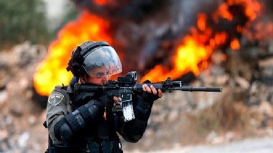 إصابة فلسطينيين اثنين بالرصاص المعدنى والعشرات بالاختناق شرق رام الله
