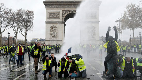 الشرطة الفرنسية تواصل إطلاق الغاز المسيل للدموع على متظاهرى السترات الصفراء