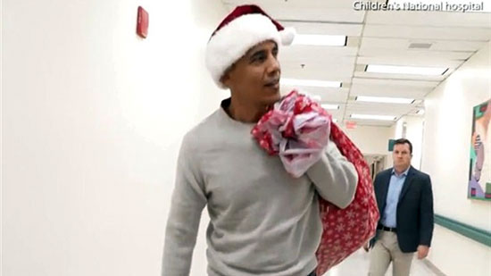 بالصور .. اوباما يحتفل بعيد الميلاد في مستشفى أطفال بواشنطن 