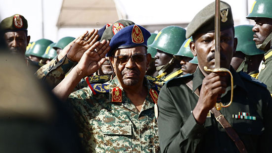 بعد 5 أيام من الاحتجاجات... الجيش السوداني يعلن موقفه من البشير