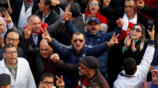 اشتباكات في القصرين بين الشرطة التونسية ومحتجين بعد وفاة مصور أضرم النار في نفسه