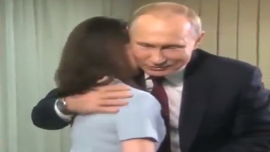 بالفيديو.. بوتين يفاجئ فتاة ضريرة بمناسبة عيد الميلاد
