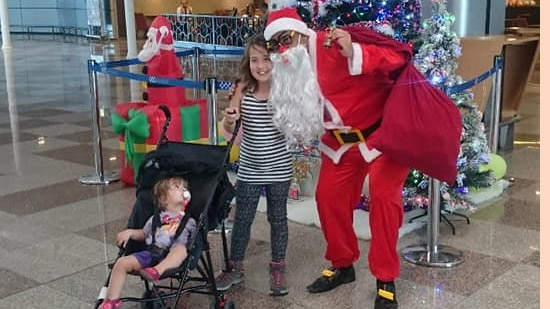 بالصور.. بابا نويل يوزع الهدايا علي الأطفال والمسافرين بمطار الغردقة الدولي