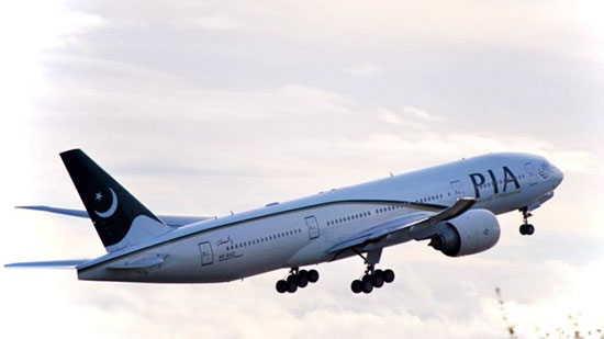 شركة طيران باكستانية توقف موظفين من بينهم طيارون بسبب 