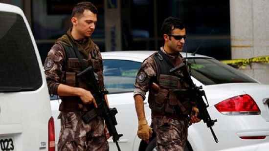  الشرطة التركية تعتقل 140 شخصا بينهم عسكريين 

