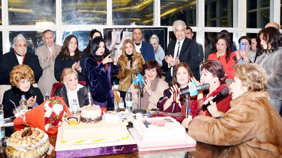 وزير االثقافة تزور الفنانة نادية لطفى لتسليمها جائزة الدولة التقديرية 