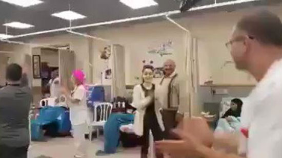 بالفيديو.. أطباء وممرضون في إسرائيل يرقصون لإسعاد المرضى