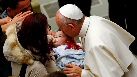  البابا فرنسيس يقطع صلاة القداس حتى تستطيع الأمهات إرضاع أطفالهن  
