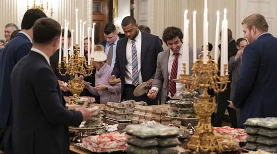 أعضاء من فريق كرة القدم بجامعة كليمسون في عشاء البيت الأبيض