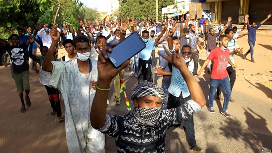 متظاهرون سودانيون يتجهون للقصر الرئاسي.. والأمن يستخدم الغاز
