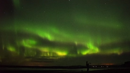 بالفيديو.. تعرف على سر الأضواء الغريبة في سماء أيسلندا
