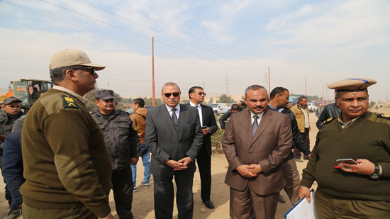  محافظ قنا يقود حملة مكبرة لإزالة التعديات بقرية المحروسة