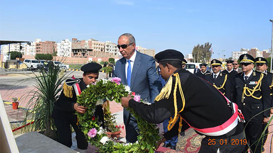 محافظ البحر الأحمر يضع أكليل الزهور على النصب التذكاري لقوات الأمن في عيد الشرطة