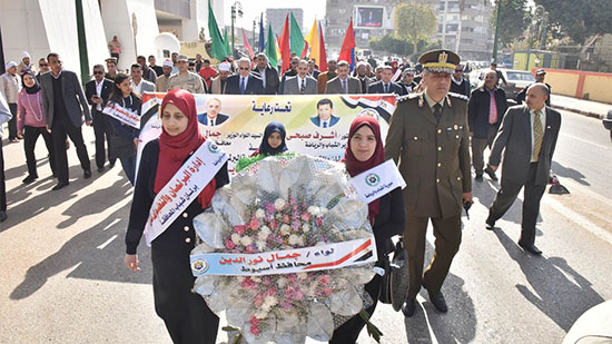 محافظ أسيوط ومدير الأمن يقودان مسيرة بمناسبة الاحتفال بعيد الشرطة وثورة 25 يناير