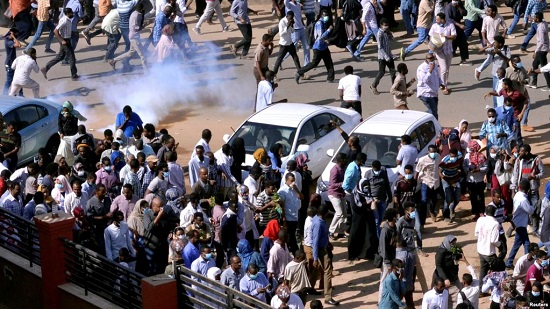  الشرطة السودانية تطلق الذخيرة الحية على المتظاهرين 
