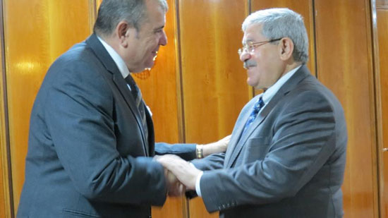 رئيس الوزراء الجزائري يستقبل السفير المصري