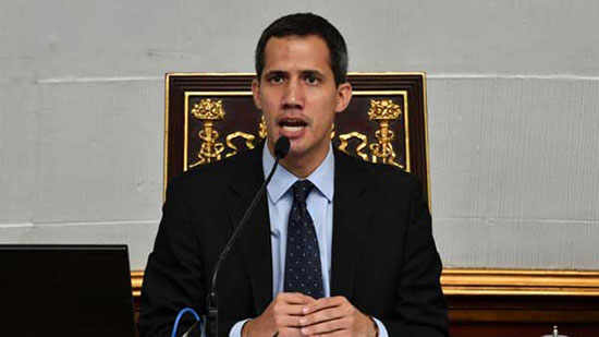 رئيس البرلمان الفنزويلي خوان غوايدو الذي أعلن نفسه رئيسًا بالوكالة للبلاد يتحدث أثناء جلسة للجمعية الوطنية في كراكاس