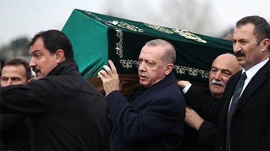 شاهد.. أردوغان يحمل نعش أحد ضحايا المبنى المنهار باسطنبول