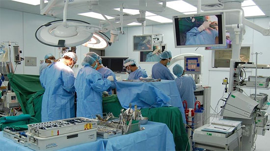 قسم جراحة المخ والأعصاب بمستشفى الأقصر الدولي ينجح في استئصال ورم خبيث بالميكروسكوب الجراحي 