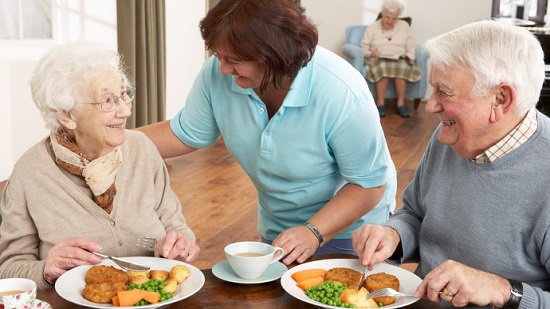 لا تتركهم وحدهم.. كيف تتأثر صحة كبار السن من تناول الطعام بمفردهم؟

