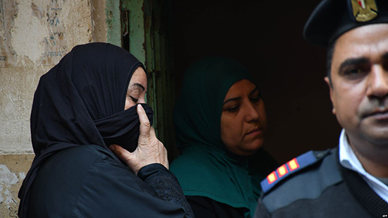 مصريات ينتحبن أثناء جانزة واحد من عناصر الشرطة التي قتلت في حادث الدرب الأحمر