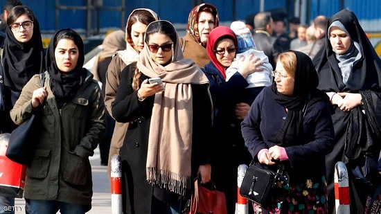 توقيف امرأتين في إيران بسبب الحجاب.. ورد شجاع من المارة
