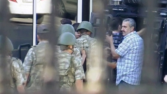 القضاء التركي يصدر أمرا باعتقال 101 من أفراد الجيش