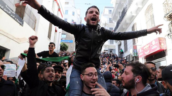 لوموند: شباب الجزائر يجددون مظاهراتهم ضد الرئيس الذين لم يعرفوا في حياتهم غيره