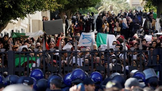 الآلاف من الجزائريين يخرجون للتظاهر ضد ترشح الرئيس لولاية خامسة
