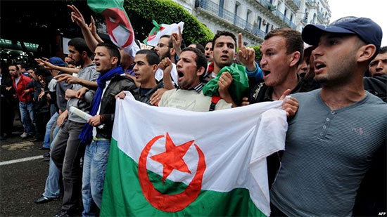 بالفيديو.. تصعيد جديد في الجزائر والمتظاهرون لا يكتفون بالمطالبة برحيل الرئيس