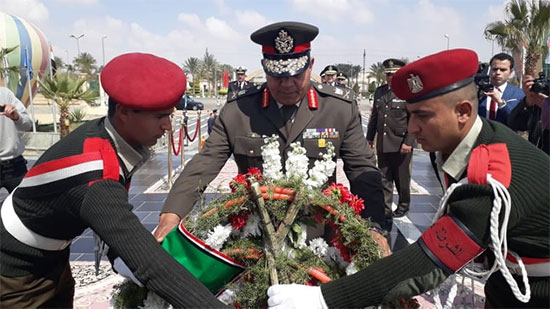 بالصور.. قائد الجيش الثالث ومحافظ السويس يضعان أكاليل الزهور على النصب التذكاري الجندي المجهول