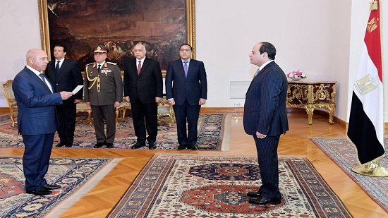  الفريق كامل الوزير يؤدي اليمين الدستورية وزيرًا للنقل والرئيس يطالبه ببذل أقصى الجهد
