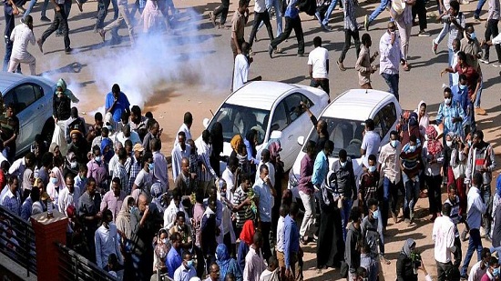 بعد ساعات من أداء الحكومة لليمين.. المظاهرات تتجدد في السودان
