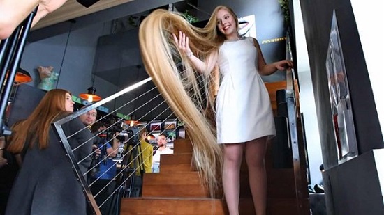 شاهد.. مراهقة أوكرانية صاحبة أطول شعر في العالم