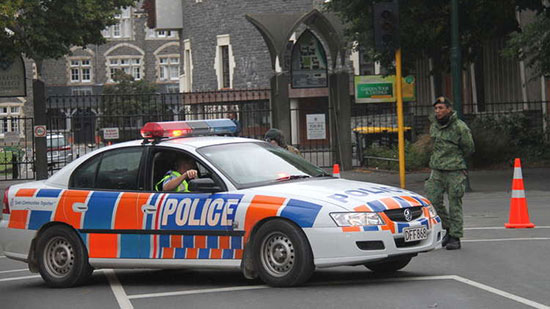 لحظة القبض على أحد منفذي الهجوم على المسجد في نيوزيلندا (فيديو)
