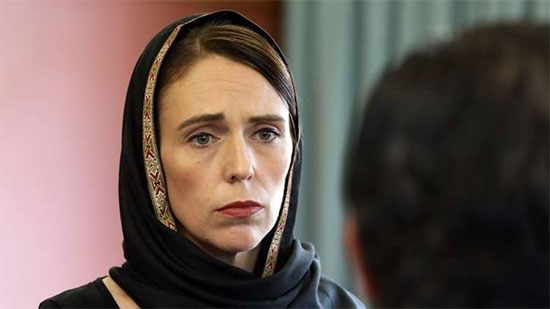عمرو أديب يعلق على ارتداء رئيسة وزراء نيوزلندا للحجاب بعد حادث المسجدين