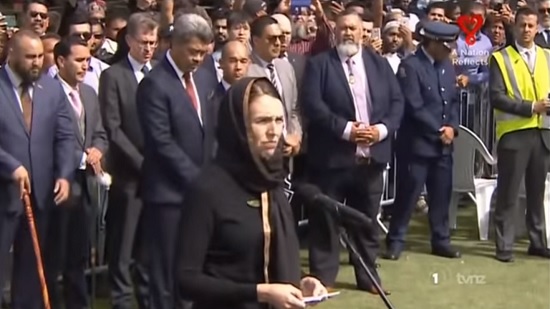 بالحجاب والأحاديث النبوية.. هكذا خاطبت رئيسة وزراء نيوزلندا المسلمين
