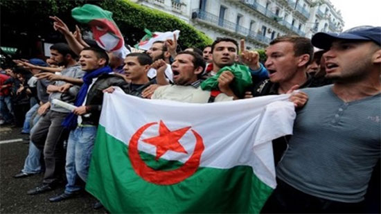 قوى من المعارضة الجزائرية تدعو الجيش للإشراف على المرحلة الانتقالية
