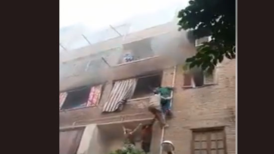 بالفيديو.. بطل مصري ينقذ 3 أطفال من حريق كبير