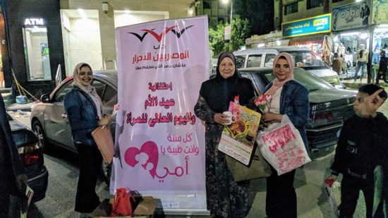  المصريين الأحرار بالسويس يوزع الورود على الأمهات البائعات بالأسواق تقدير لهم