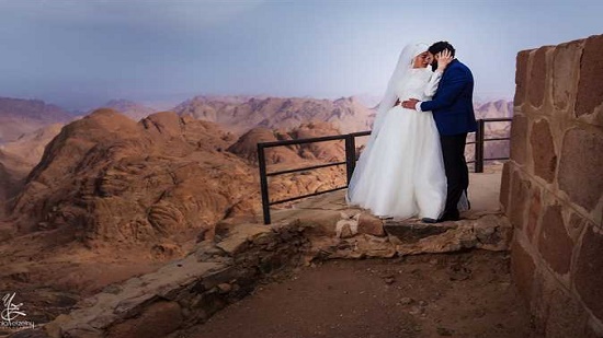 عروسان أقاما زفافهما على قمة «سانت كاترين»: «المعازيم صعدوا الجبل في 11 ساعة» (تفاصيل)
