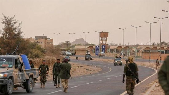 مسلحون يسلمون أسلحتهم للجيش الوطني الليبي