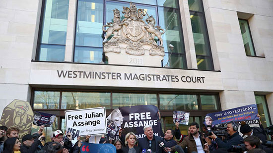 محكمة بريطانية تقضي بإبقاء أسانج قيد التوقيف